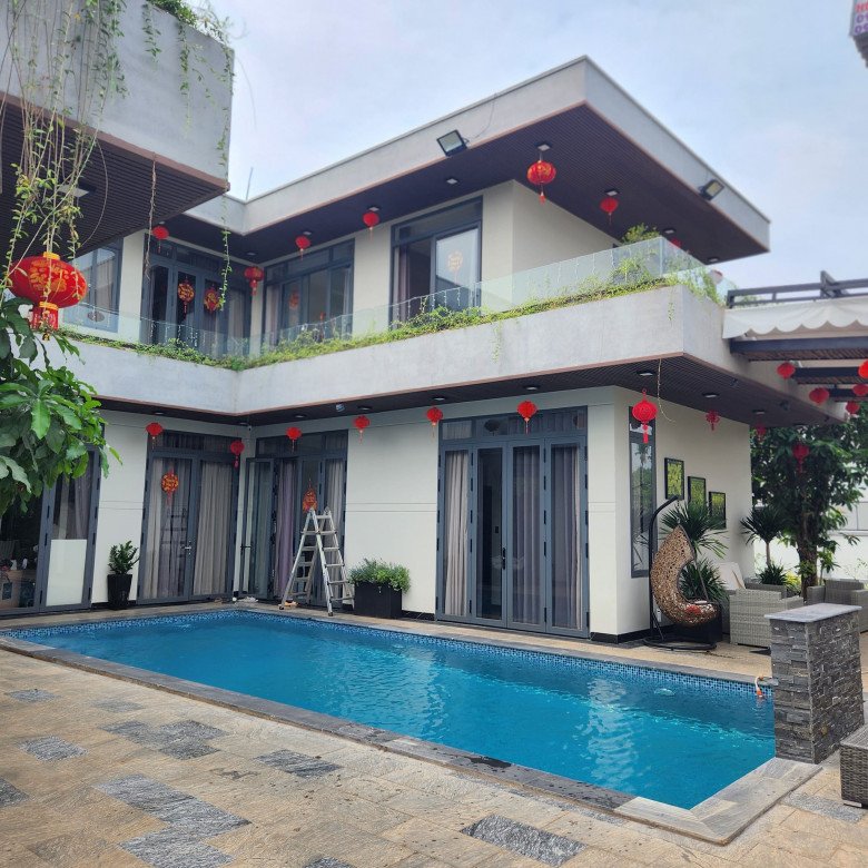 Năm vừa qua, Quách Thành Danh xây hoàn thiện villa 1.200m2 tọa lạc ở huyện Bình Chánh, TP.HCM để đón vợ con về nước định cư sau thời gian ở Mỹ.