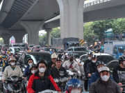 Tin tức - Người dân đổ dồn về quê nghỉ lễ, đường phố Hà Nội đông nghịt chiều 28 Tết