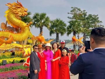 Công viên Huế rực rỡ không khí Tết, du khách rủ nhau đi check-in