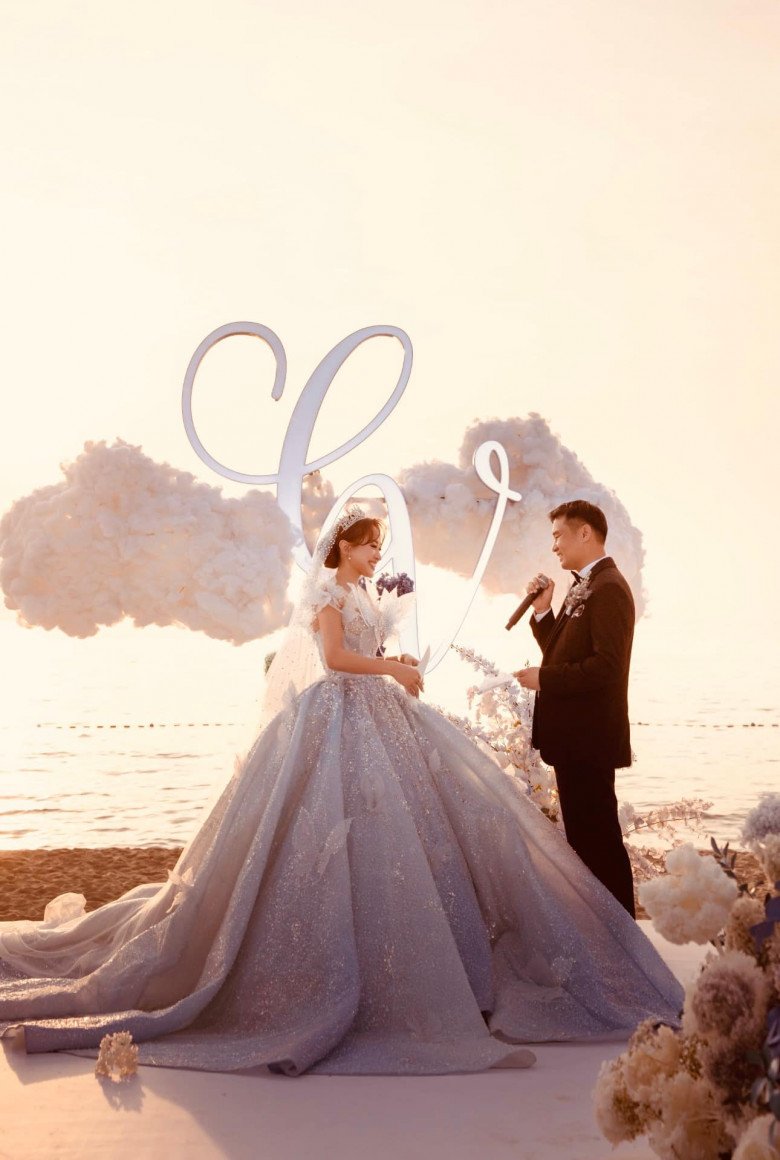 Vân Hugo và doanh nhân Hùng Cường tổ chức hôn lễ trên bãi biển sau 5 năm bên nhau.