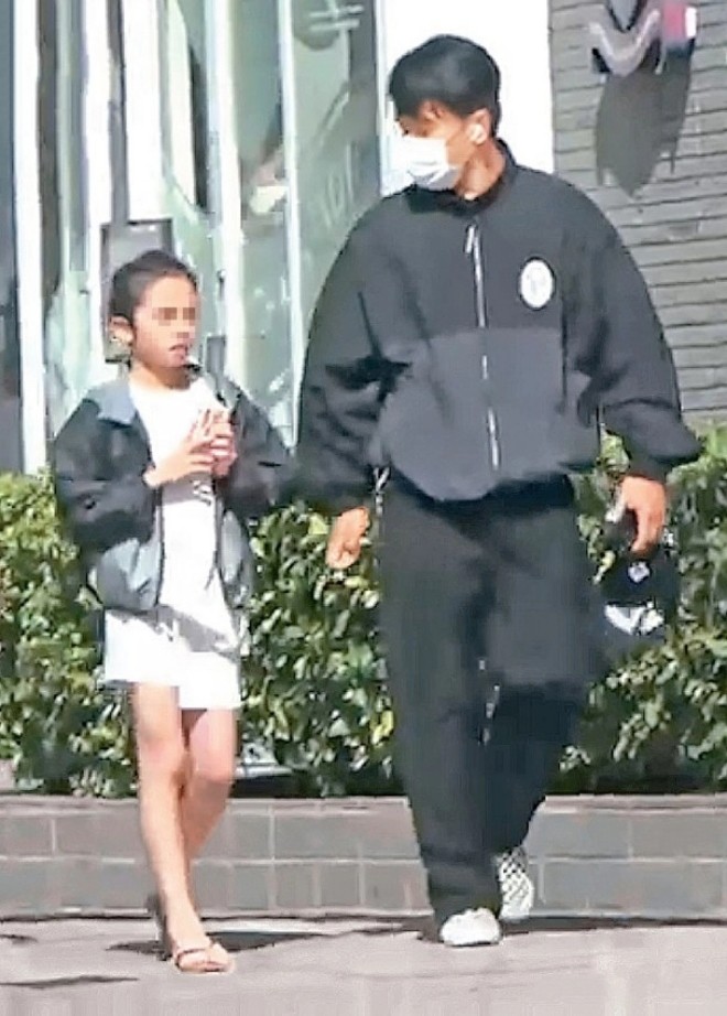 Cô bé có đôi chân thon dài thẳng tắp. 