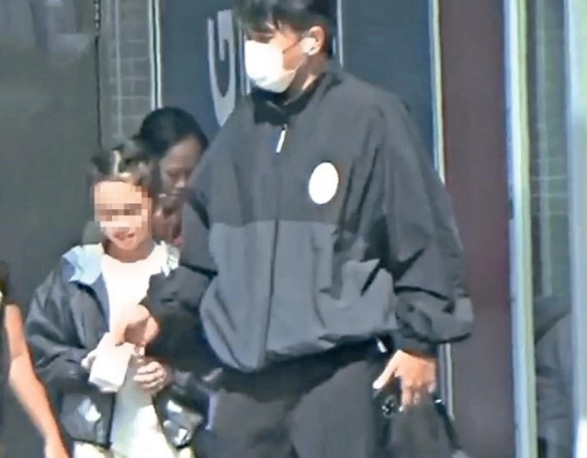 Lưu Khải Uy đón con gái lúc tan trường. 