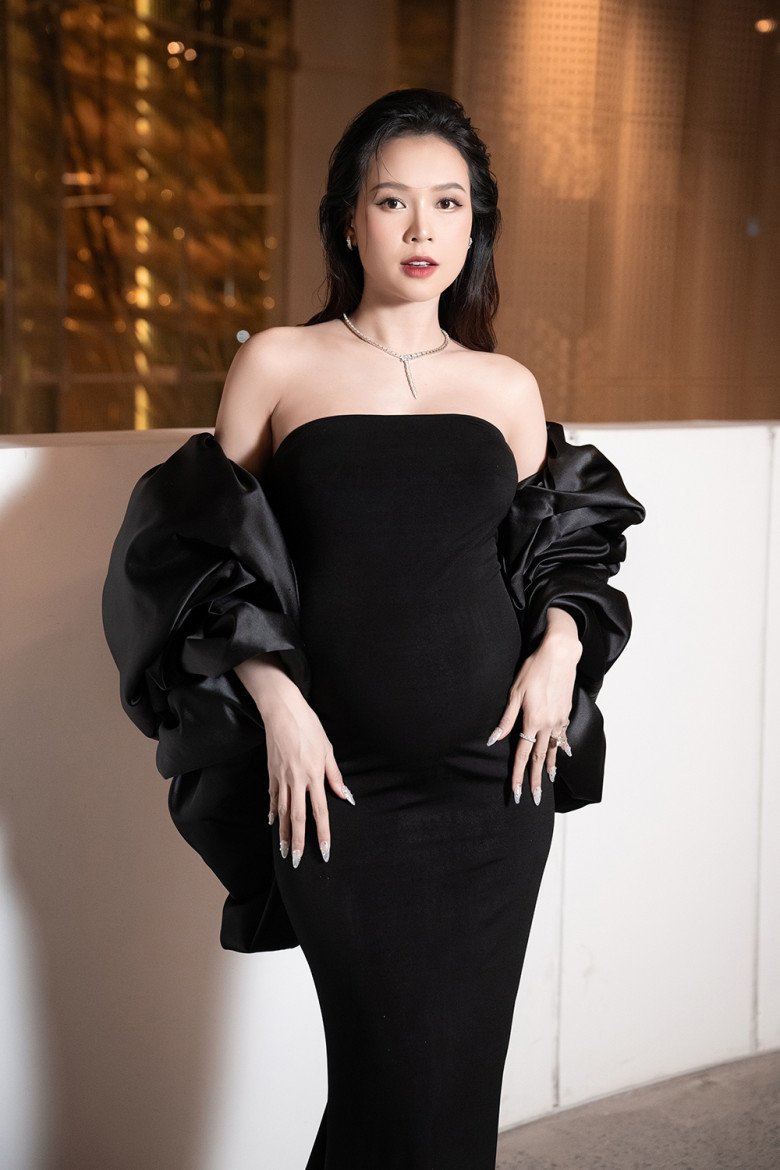Sam khiến khán giả phải phát ghen vì dù đang mang thai nhưng vẫn giữ được sự tươi tắn, xinh đẹp. Vẻ ngoài của nữ diễn viên thậm chí còn được nhận xét là mặn mà hơn trước.