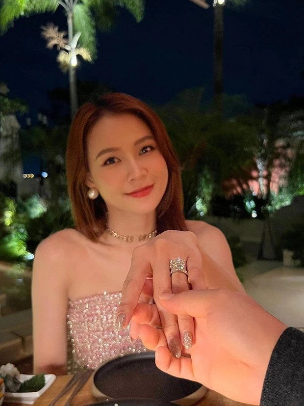 Đây là nhan sắc của Sam ngày được cầu hôn.
