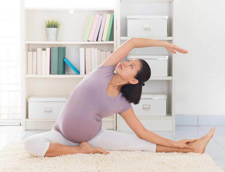 Tập yoga bầu cũng là sự lựa chọn được nhiều người ưa thích. Nếu muốn tập gym, chị em cần có sự theo dõi của chuyên gia.