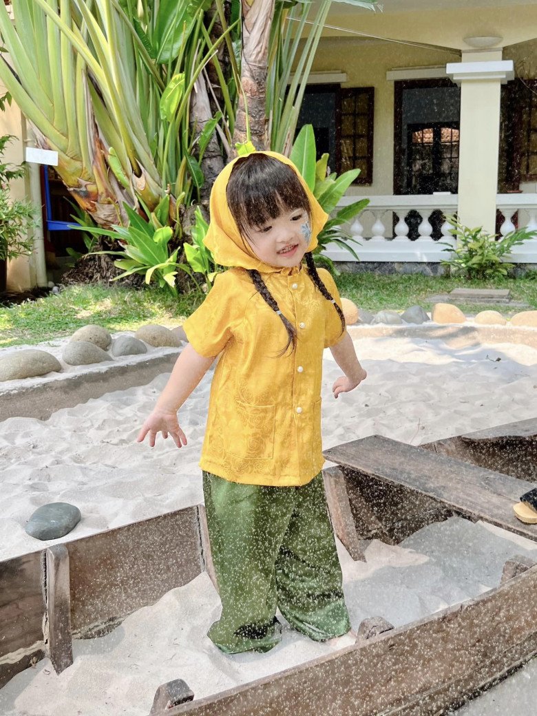 Con gái hơn 3 tuổi của Đông Nhi - Ông Cao Thắng diện áo bà ba hóa thân cô  Ba Sài Gòn quá đáng yêu