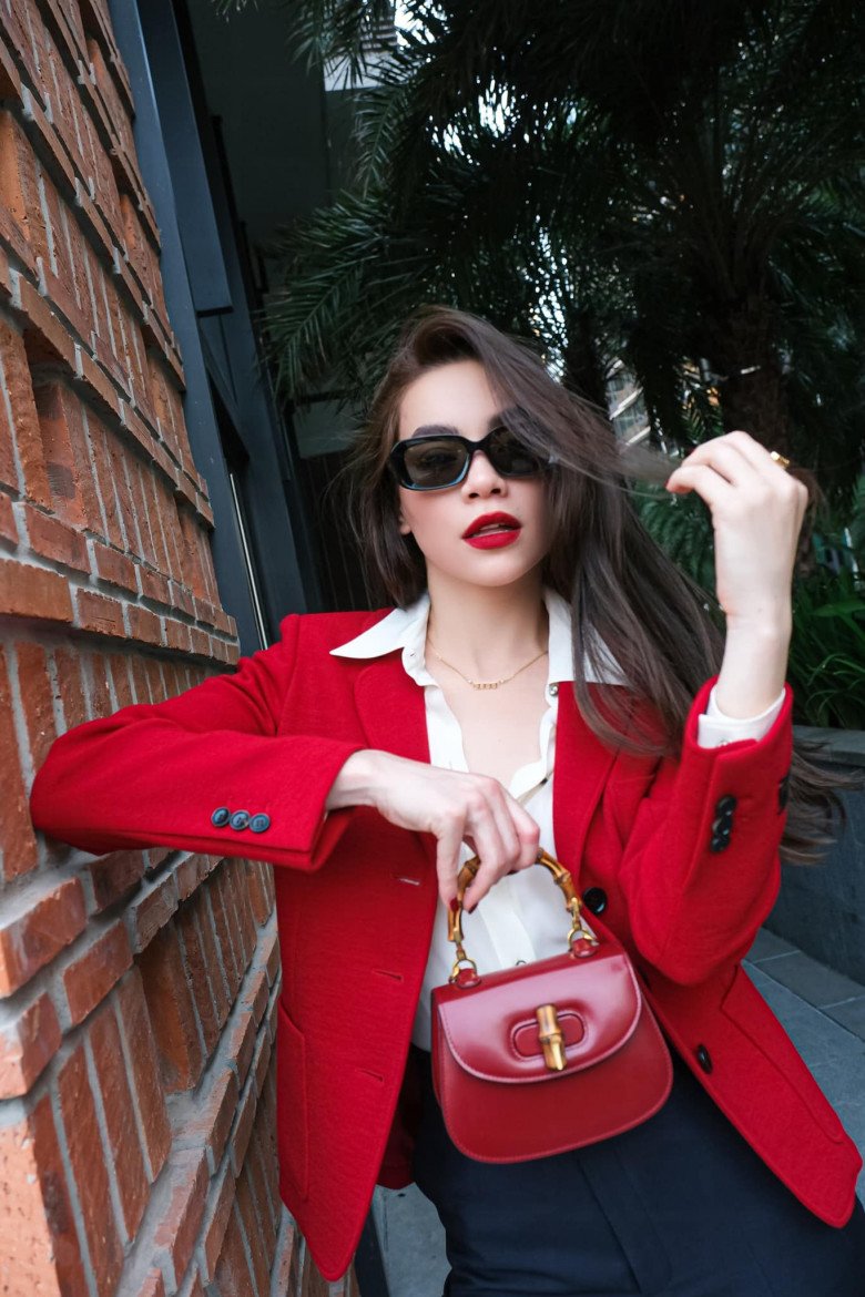Biểu tượng thời trang Hồ Ngọc Hà trong mẫu áo blazer đỏ rực mang đậm không khí Tết. Người đẹp phối cùng áo sơ mi và túi đỏ khá ăn rơ với nhau. Có thể thấy, blazer khá dễ trong việc mixamp;match trang phục. 