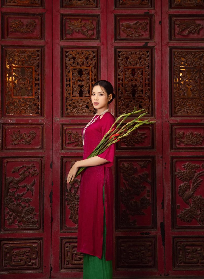 Hoa hậu Đỗ Thị Hà gây thương nhớ khi diện áo dài đỏ phối quần xanh cực bật tông cho bộ ảnh đón Tết.