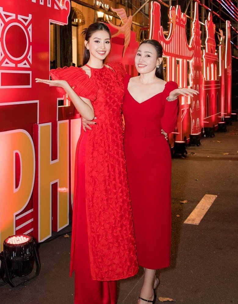 Hoa hậu đẹp nhất Việt Nam - Trần Tiểu Vy chọn áo dài đỏ rực khi xuất hiện trong sự kiện cuối năm. Phần tay áo cách điệu như đôi cánh tạo ra nét đẹp uy quyền, sang trọng cho người đẹp khi mặc.