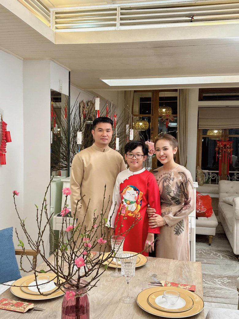 Năm nay, con trai Vân Hugo ra Hà Nội đón Tết cùng bố và gia đình nội, ngoại.