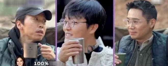 3 người đàn ông tranh nhau khoe những món quà mà vợ chồng Song Joong Ki tặng họ.