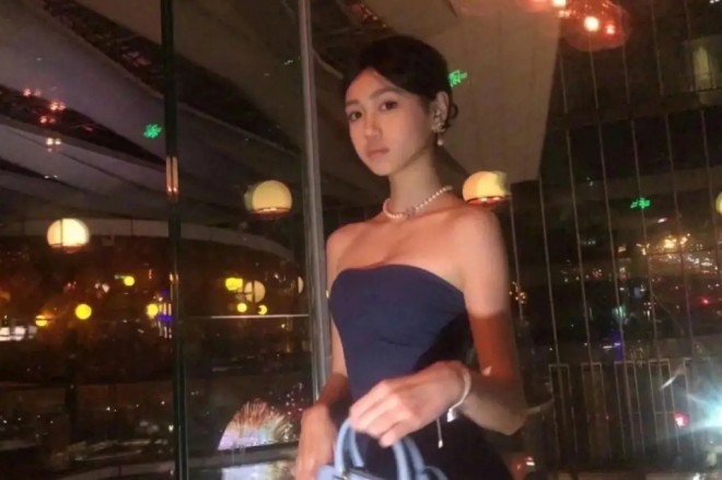 Cayla tuổi 14 ăn mặc khá táo bạo. 