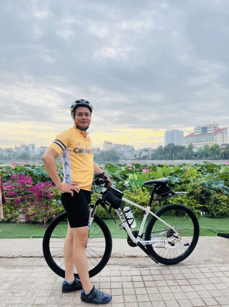 Anh đã lấy lại cân bằng và có cuộc sống nhẹ nhàng của người đàn ông độc thân.