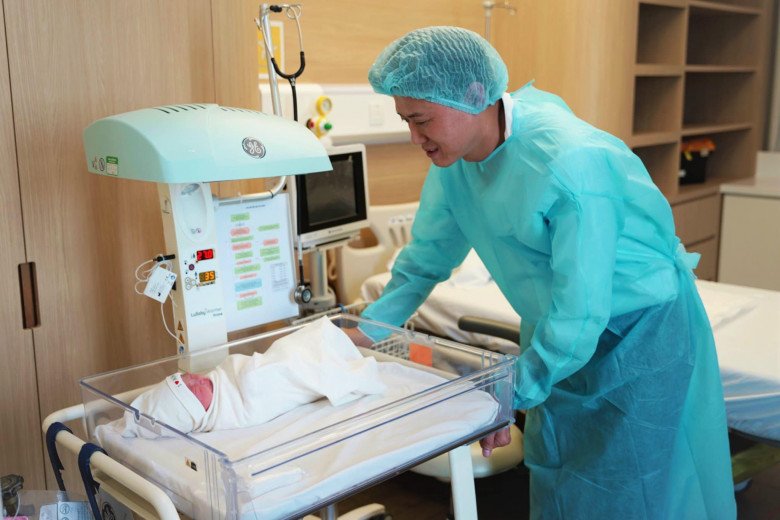 Quách Ngọc Tuyên bật khóc khi đón con trai thứ 2 với vợ kém tuổi.