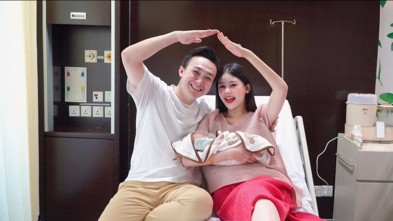 Hoa hậu Ngân Anh hạnh phúc vì được ông xã đồng hành trong hành trình vượt cạn.