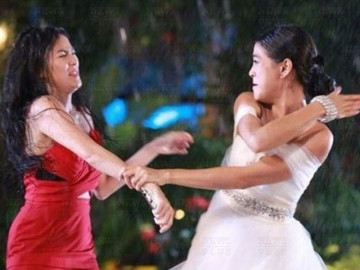 Tiểu tam bị vợ cùng bạn thân lột đồ đánh ghen giữa phố, bất ngờ thái độ của người chồng