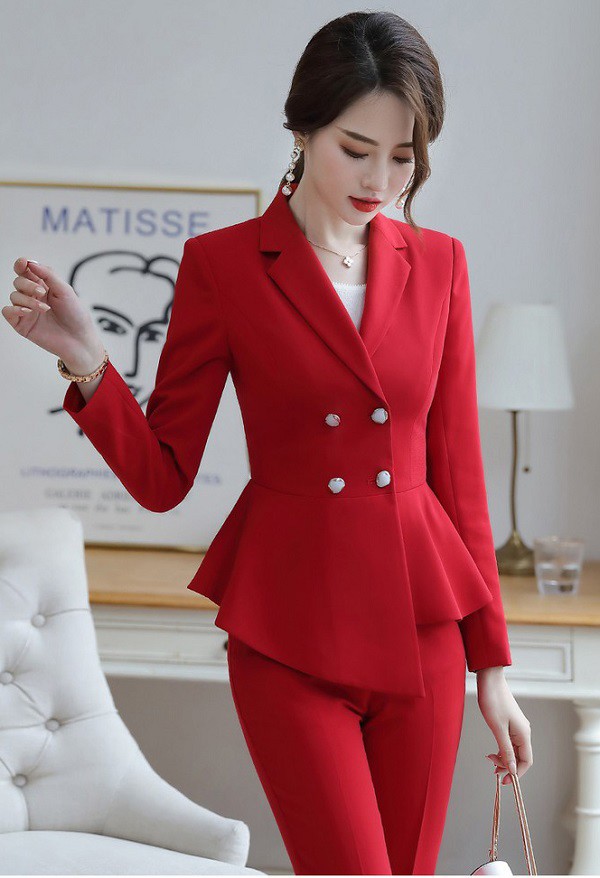 Áo blazer chiết eo giờ đây không còn được ưa chuộng nữa.