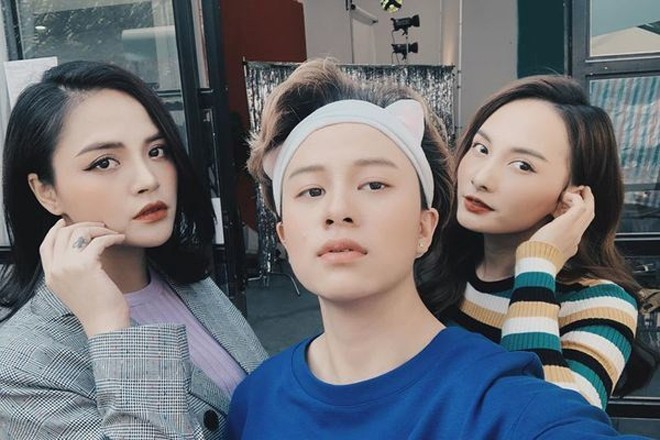 Bảo Hân chụp ảnh cùng các đàn chị trong nghề