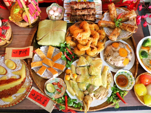 Mùa Tết, với sự xuất hiện của những món ăn ngon lành và đầy màu sắc, thường là thử thách lớn cho việc kiểm soát cân nặng của chúng ta.