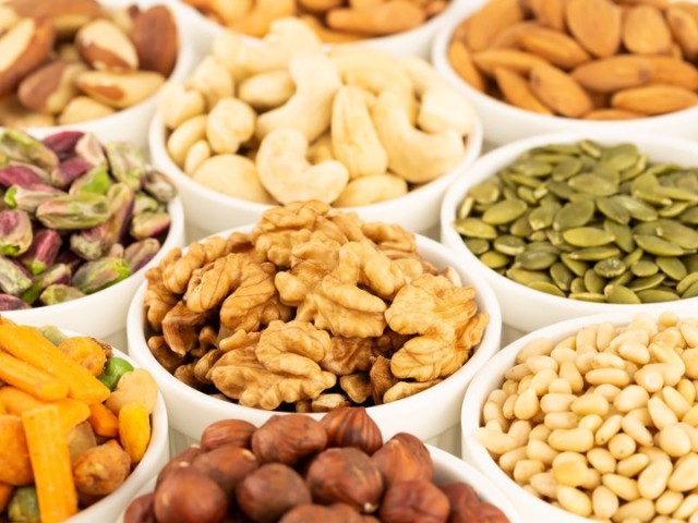 Chọn hạt sấy nguyên bản và chia nhỏ thành từng gói, nàng vẫn thể ăn chúng như các bữa phụ cho thực đơn giảm cân trong ngày.