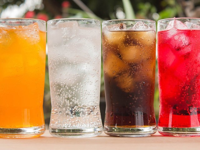 Nhãn mác không calo có nhiều loại nước uống có thể khiến nàng tưởng bở mà uống không kiểm soát.