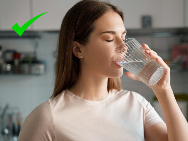 Bạn nên hạn chế ăn vặt trước bữa ăn chính vì ăn vặt trước bữa ăn chính sẽ khiến bạn no và không muốn ăn bữa ăn chính, dẫn đến thiếu hụt dinh dưỡng. Nên uống nước trước khi ăn. Uống nước trước khi ăn sẽ giúp bạn no và ăn ít hơn.