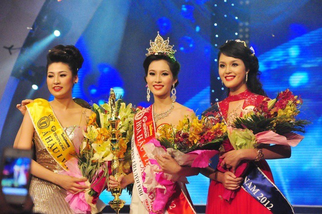 Thời điểm thi Hoa hậu Việt Nam 2012, Tú Anh được đánh giá sở hữu visual mềm mại và ngọt ngào. Dù danh hiệu xếp sau thần tiên tỷ tỷ Đặng Thu Thảo nhưng không vì thế mà nàng á hậu 1 bị lu mờ.