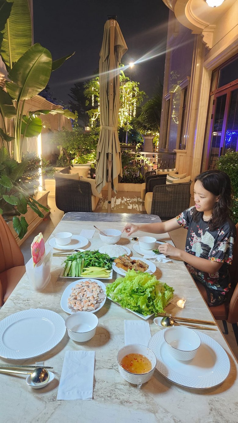 Khi khoe hình ảnh bữa ăn dịp cuối năm bên con gái, Việt Hương vô tình để lộ không gian sân vườn thoáng đãng, xanh mát.
