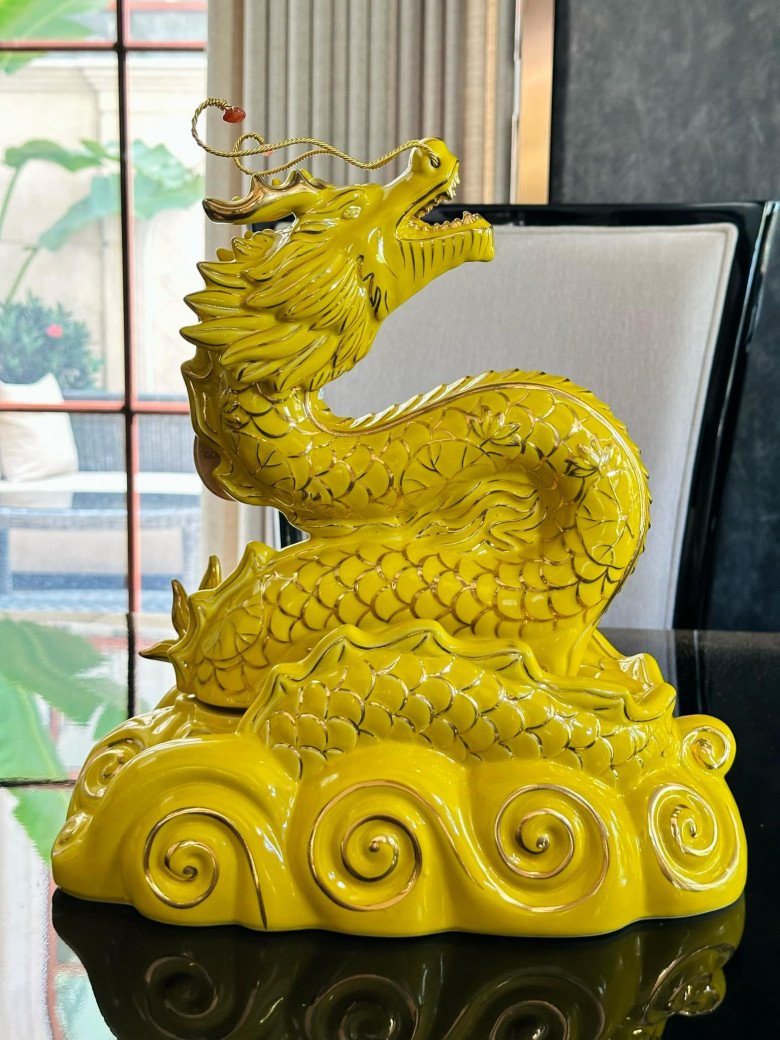 Tết Giáp Thìn năm nay, Việt Hương còn trưng các món decor hình rồng trong nhà. Đây cũng là con giáp tượng trưng cho năm sinh của cô.