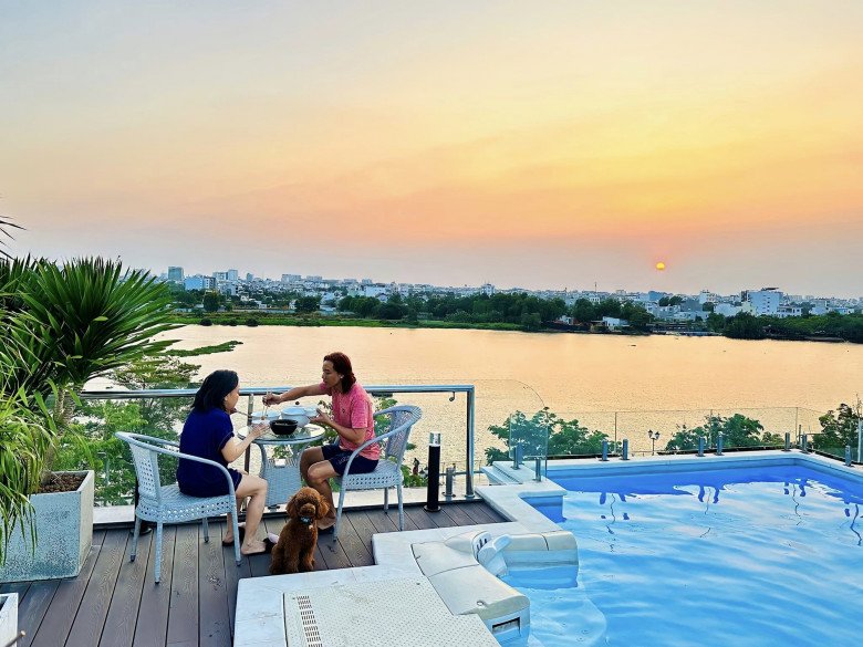Sân thượng ngôi nhà còn có hồ bơi view nhìn ra sông Sài Gòn. Vợ chồng Việt Hương tận hưởng bữa cơm chiều ở không gian quá lãng mạn. Nhìn mà ai cũng ngỡ ở một resort sang chảnh nào. 