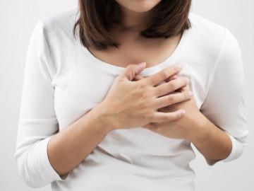 Cô gái trẻ mang 4 ngực suốt nhiều năm nên không thể tìm được bạn trai, bác sĩ tiết lộ nguyên nhân