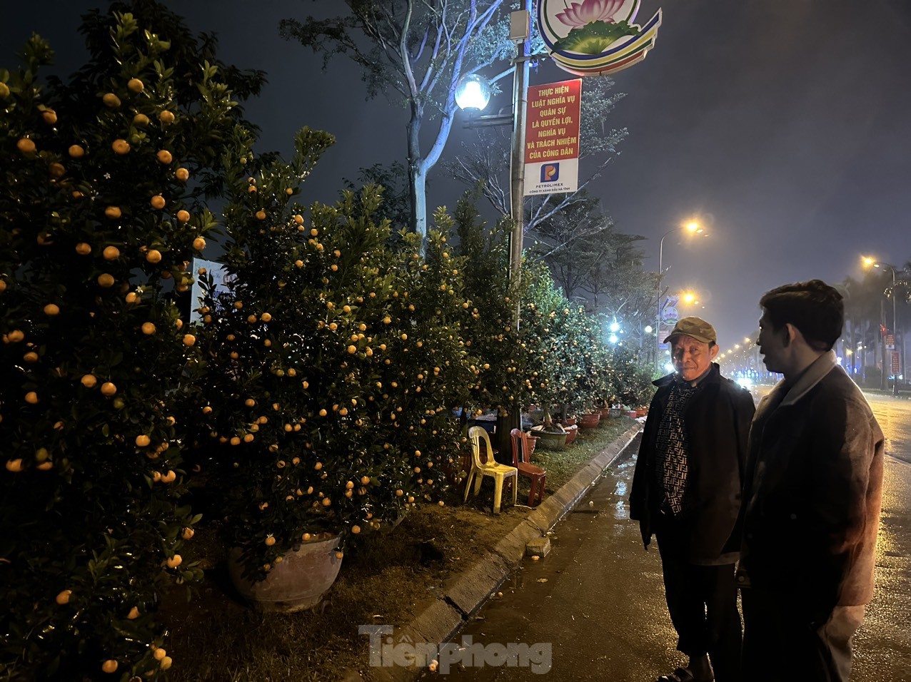 Năm nay hàng hoa, cây cảnh tiêu thụ chậm, có những tiểu thương bỏ cả trăm triệu đồng đầu tư nhưng chưa thể vớt vát được số vốn bỏ ra. Họ phải gắng gượng chờ đợi khách đến mua hàng.