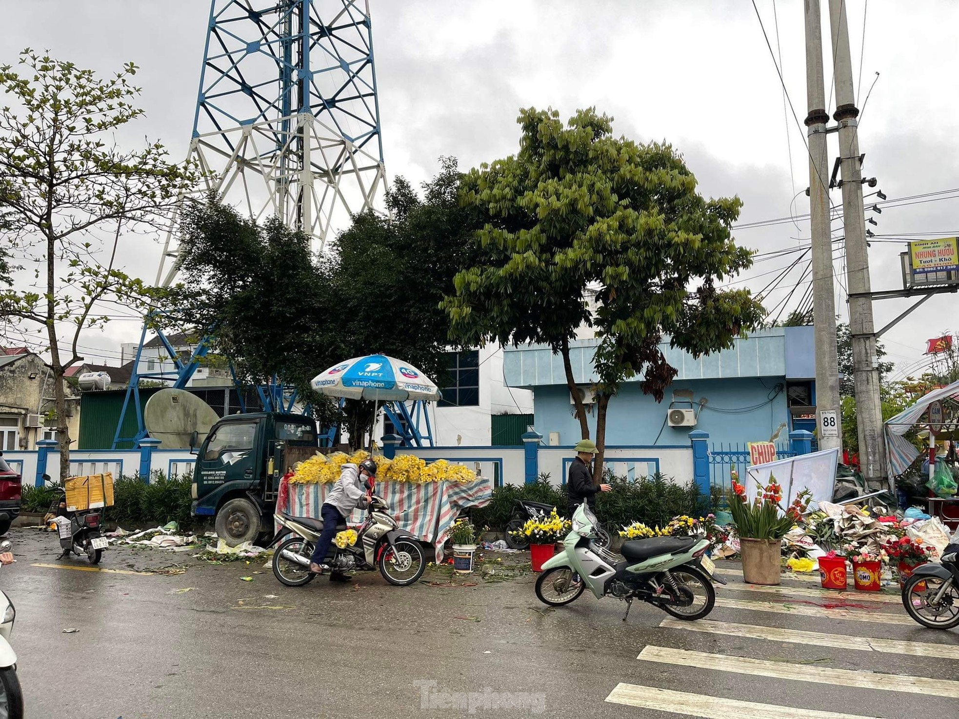 Mặt hàng hoa tươi cũng ế ẩm, nhiều người đã hạ giá để mong vớt vát lại số vốn đã bỏ ra.