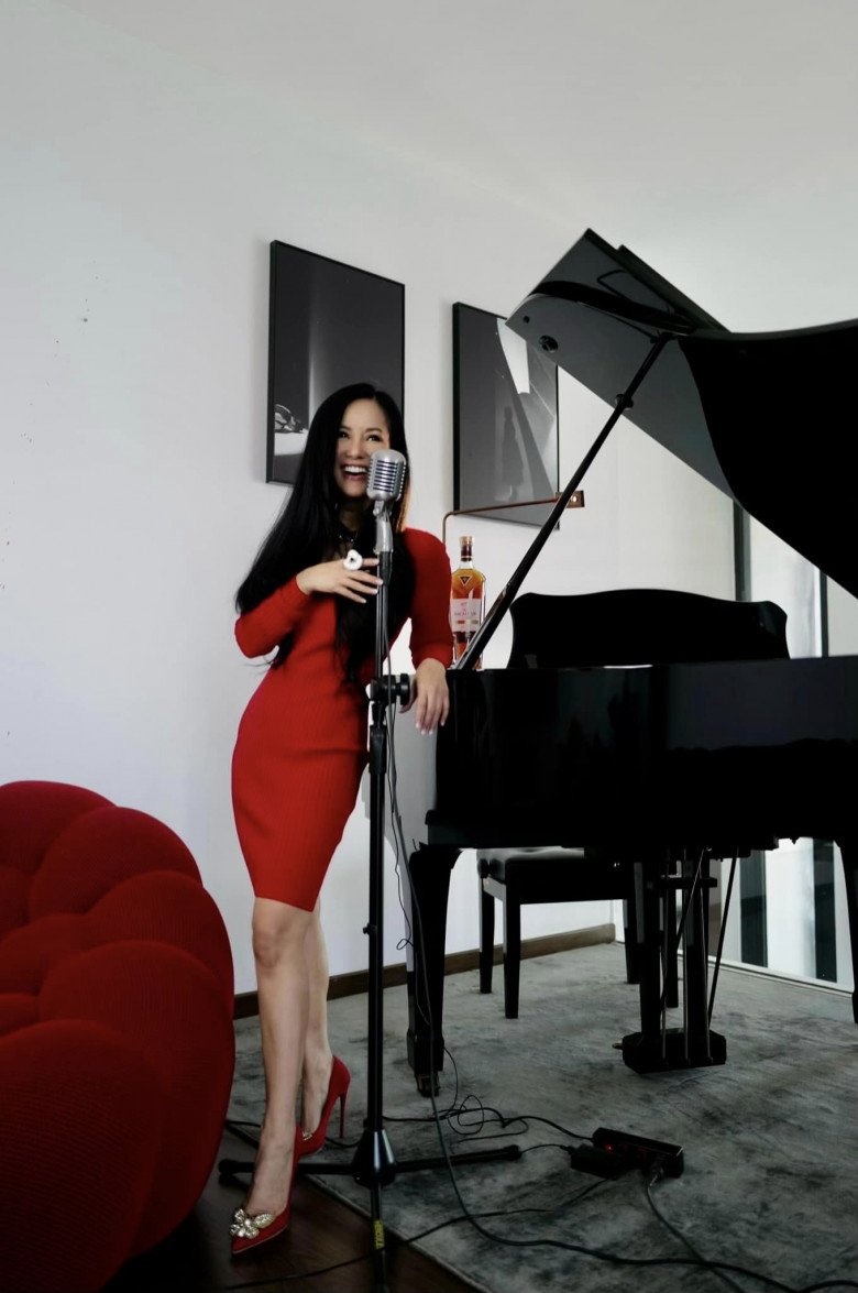 Cô ca sĩ loa phường tuy không sở hữu chiều cao quá khủng nhưng lại nổi bật với vóc dáng chuẩn đồng hồ cát.