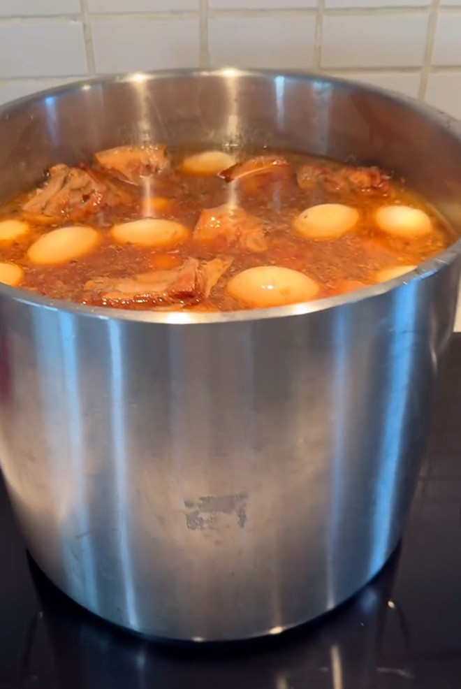 Bên cạnh đó, trên trang Instagram dành riêng cho việc nấu nướng của mình, con dâu tỷ phú Johnathan Hạnh Nguyễn đã chia sẻ nồi thịt kho ú nụ và tiết lộ: Nồi thịt kho ăn suốt Tết.