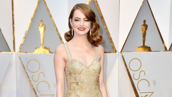 Mỹ nhân tuổi Rồng Emma Stone thích hợp với trang phục màu vàng kim trong năm 2024. Ảnh: Getty Images.
