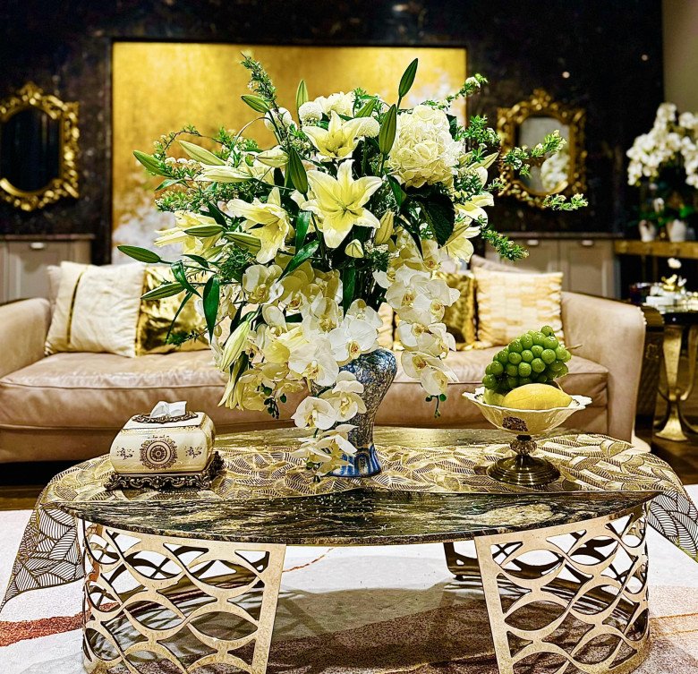 Không chỉ các món đồ trang trí mà cả nội thất cũng được đầu tư với gam vàng ánh kim đầy sang chảnh, đậm chất quý tộc.