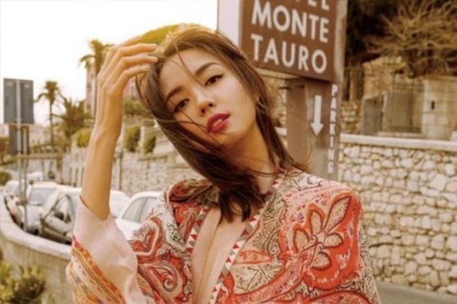 Người phụ nữ đẹp nhất thế giới: Tuổi 40 đẹp lạ thường, đẻ 2 con nhan sắc vẫn xuất chúng - 2