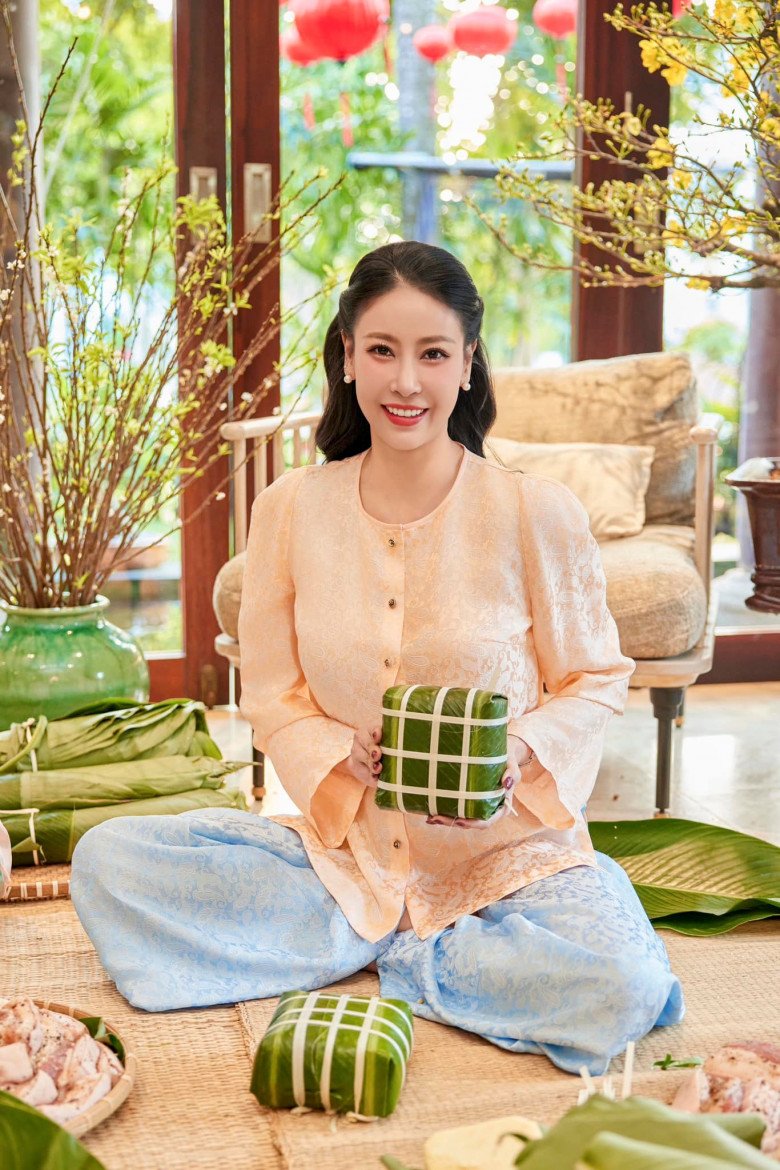 Hà Kiều Anh rạng rỡ đón Tết Giáp Thìn 2024.