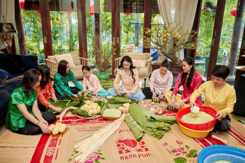 Cả gia đình cùng quây quần chuẩn bị món ăn truyền thống trong một khung cảnh và trang phục rất Việt Nam.