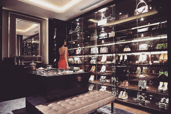 Huyền Baby tạo dáng trong phòng đựng đồ hàng hiệu của cô.