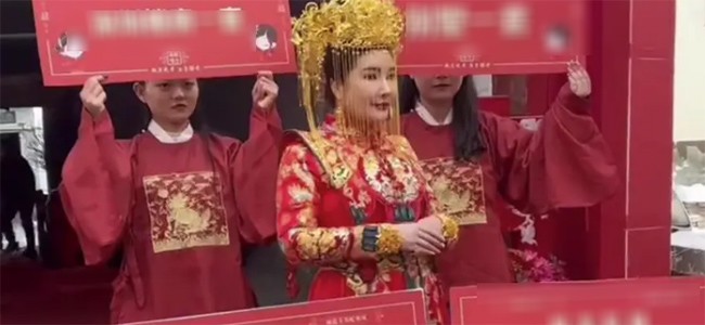 Dia menerima mahar yang sangat besar, mengejutkan para tamu