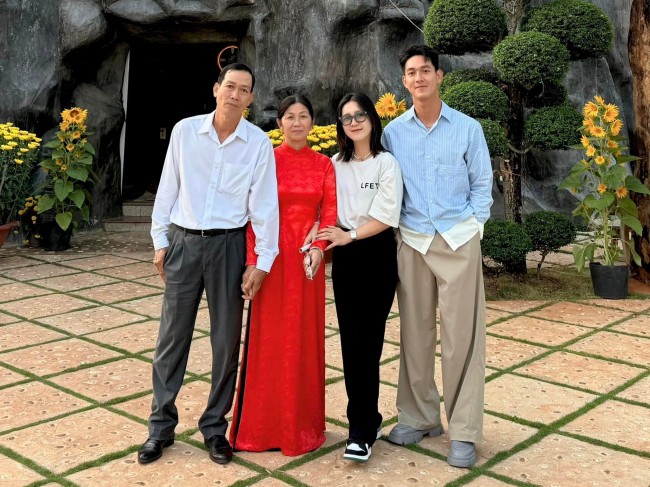 Gia đình nhỏ của Song Luân cùng đón Tết Giáp Thìn.