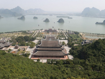 Đầu năm, du xuân chùa Tam Chúc cầu bình an