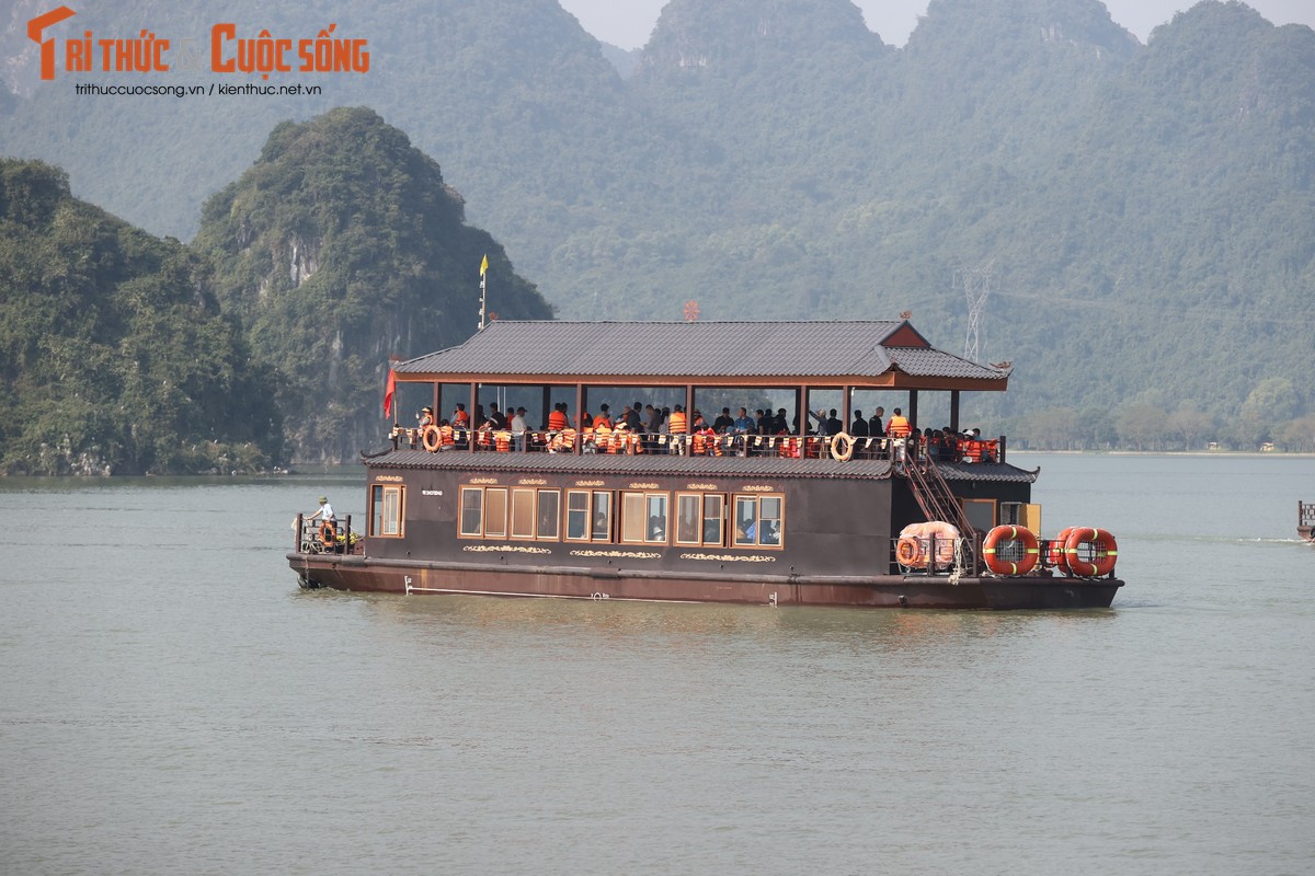 Dù lượng khách chưa quá đông, nhưng theo ghi nhận của PV, các dịch vụ tại khu du lịch Tam Chúc đã được mở để phục vụ khách thập phương đến từ khắp nơi lễ chùa, du xuân.