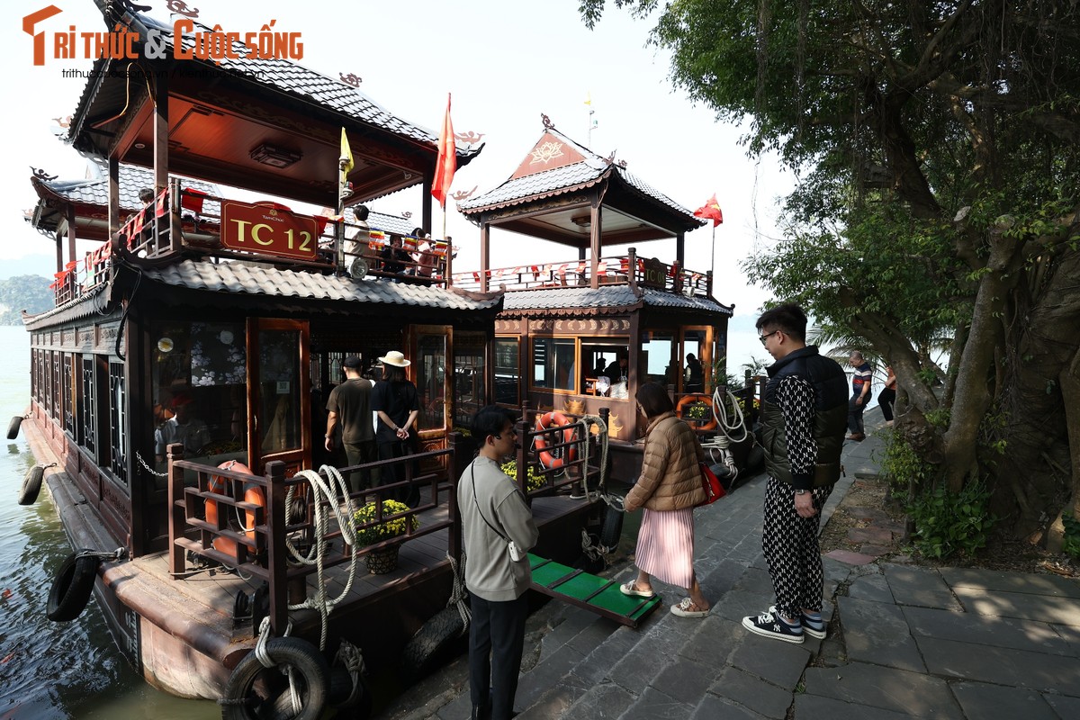 Hình ảnh tại bến đò đưa khách vào chùa chính Tam Chúc.