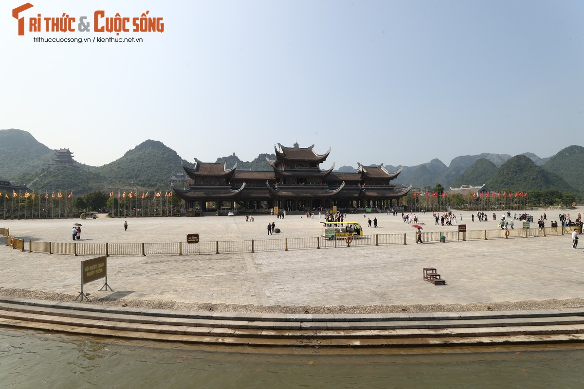Tam Chúc là một trong những điểm du lịch tâm linh thu hút nhiều du khách nhất trên cả nước, nối giữa khu du lịch chùa Hương, khu du lịch Bái Đính và khu bảo tồn thiên nhiên Vân Long. Dưới đây là những lưu ý cho du khách tham quan chùa.