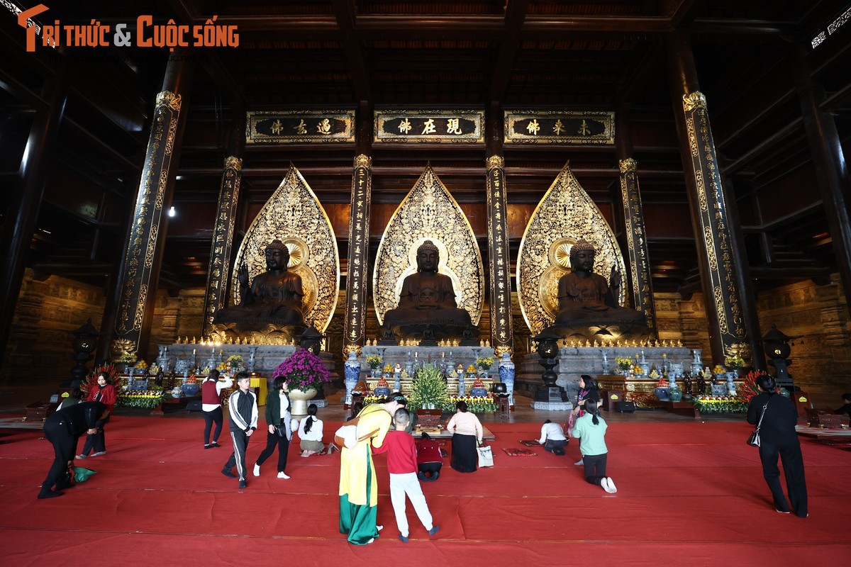 Điện Tam Thế là công trình đầu tiên trong quần thể chùa. Bên trong điện có 3 bức tượng Phật làm bằng đồng, đằng sau là lá bồ đề dát vàng. Mỗi bức nặng tới 200 tấn. Tại đây, du khách lưu ý bỏ giày, dép ở bên ngoài trước khi vào làm lễ.