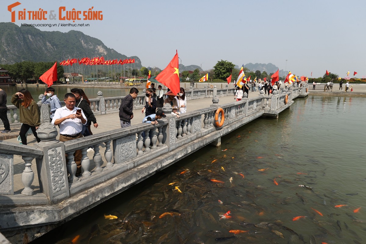 Khi đến tham quan chùa, du khách lưu ý mặc những trang phục kín đáo, lịch sự, không thắp hương quá nhiều và xả rác bừa bãi. Dịp đầu năm, người đến hành hương đông, du khách nên chủ động bảo quản tài sản cá nhân, tránh thất lạc đồ đạc.