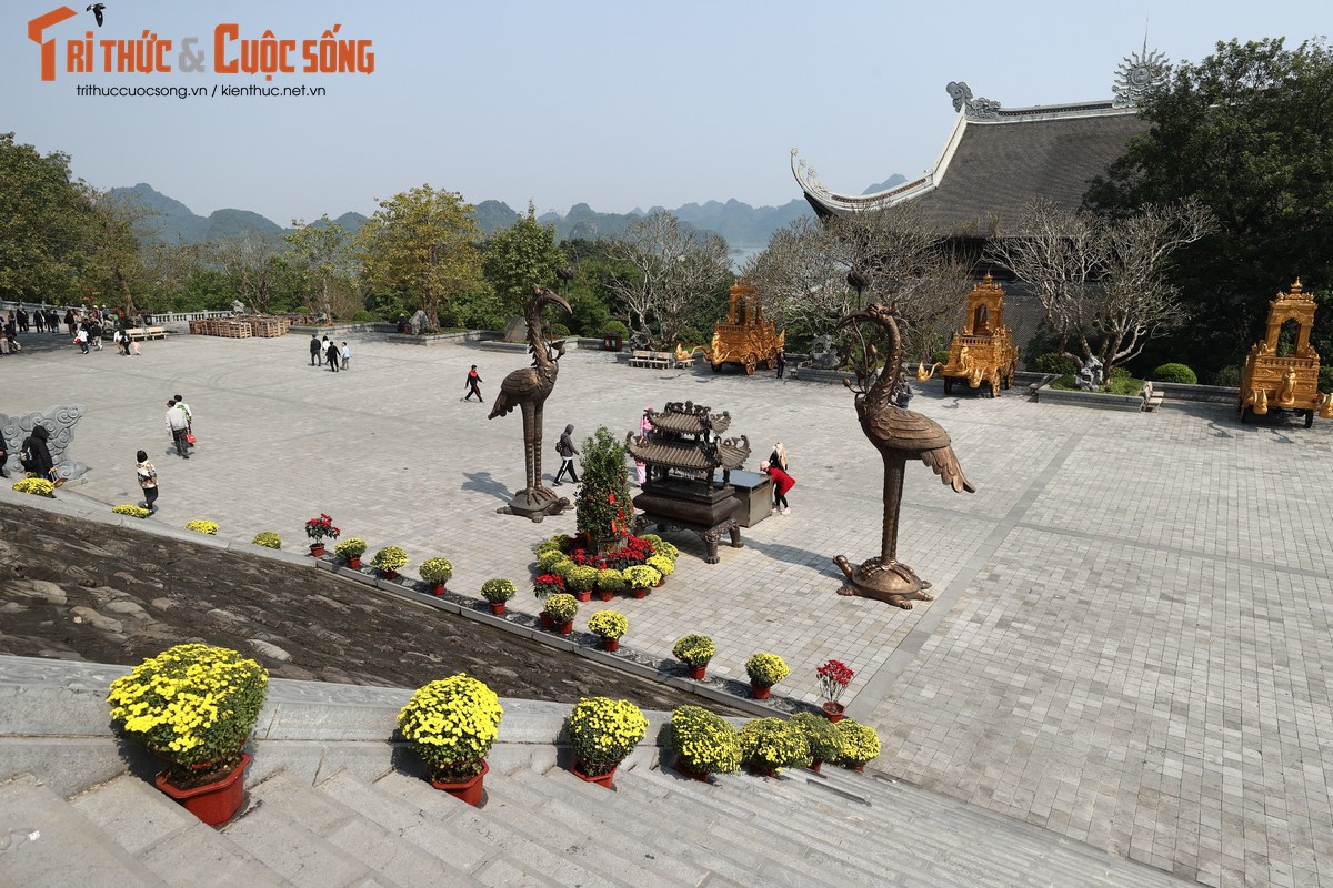 Chùa Ngọc trên đỉnh núi Thất Tinh là một trong những điểm tham quan chính của khu du lịch. Chùa được làm hoàn toàn bằng đá granit đỏ, bên trong thờ tượng Đức Phật bằng hồng ngọc nặng 4.000 kg. Để lên chùa, du khách phải leo lên 299 bậc thang đá. Từ đây, bạn có thể ngắm toàn cảnh chùa Tam Chúc.